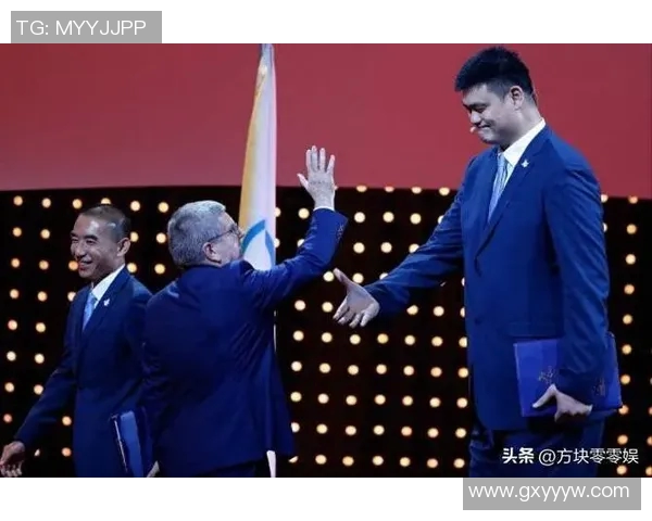 姚明重返赛场的感人时刻与球迷热情的欢呼声交织在一起 姚明重返赛场的感人时刻与球迷热情的欢呼声交织在一起