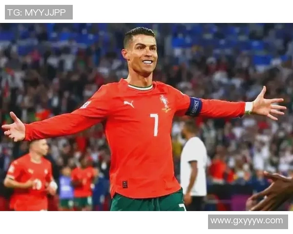 西班牙队在欧国联赛中捧起冠军奖杯! 西班牙队在欧国联赛中捧起冠军奖杯!